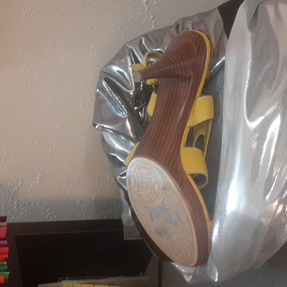 AUDREY BROOKE (yellow) size 10 sandal - Picture 2 of 4